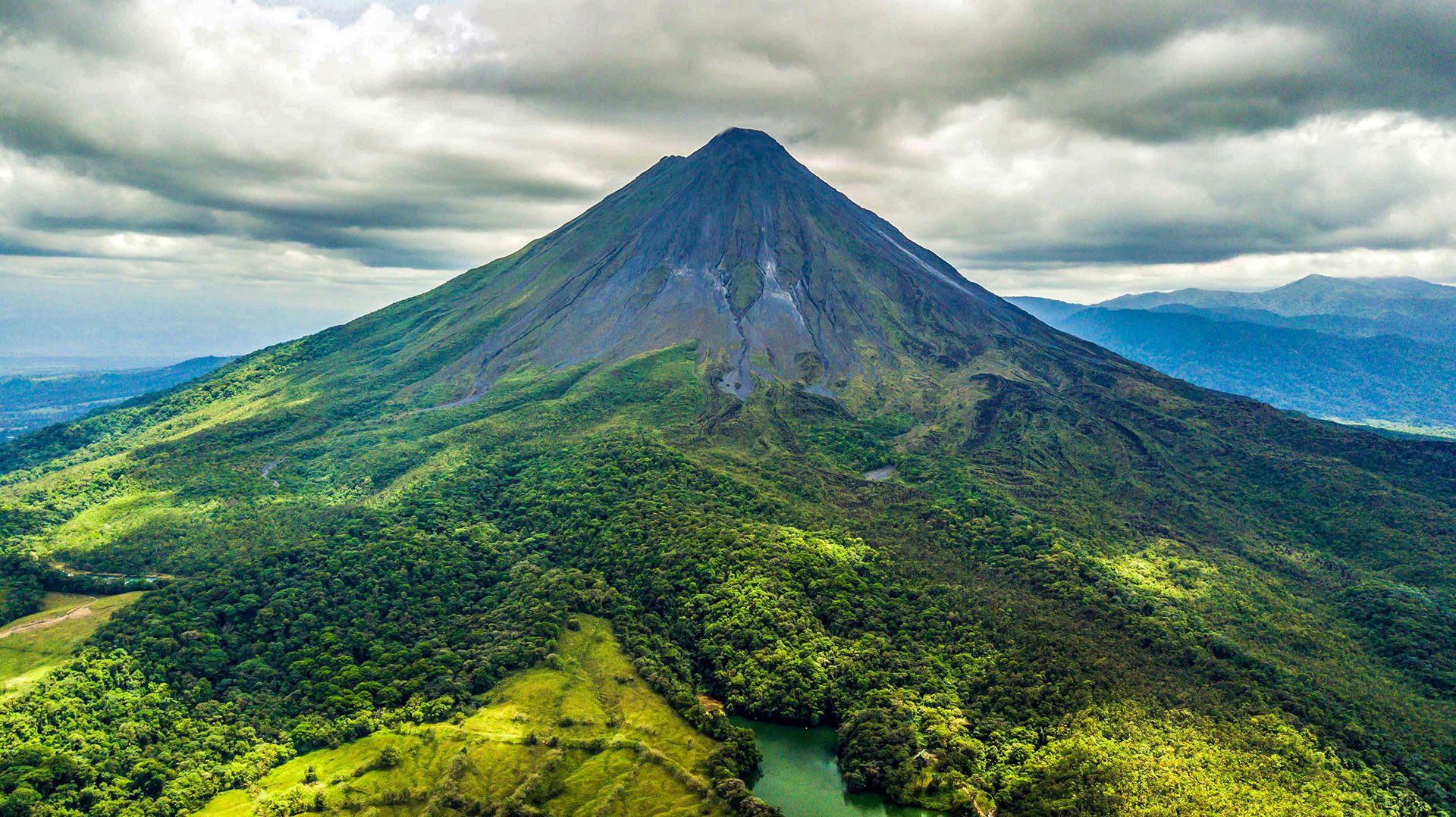 El Volcán Arenal rodeado de bosque y nubes
